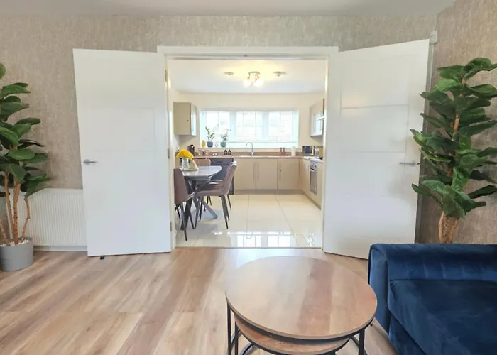 Apartamento Entire Spacious 3-bed Family Home, Centre, Free Parking, Garden