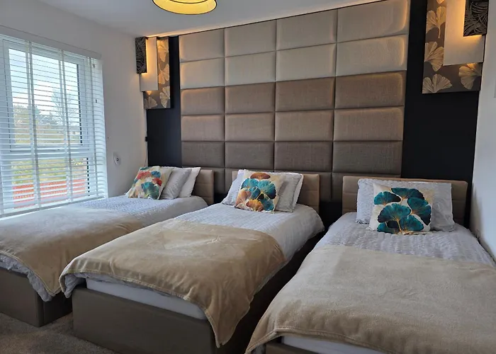 Apartamento Entire Spacious 3-bed Family Home, Centre, Free Parking, Garden