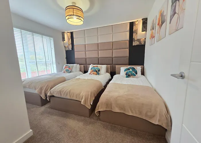 Entire Spacious 3-bed Family Home, Centre, Free Parking, Garden Apartamento *