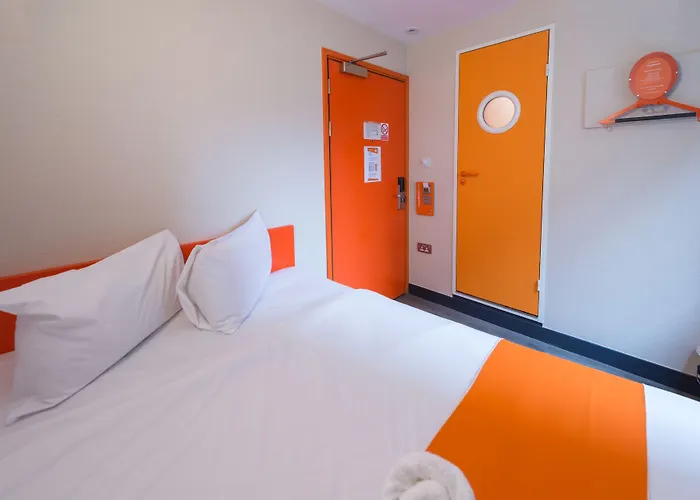 מלון Easyhotel