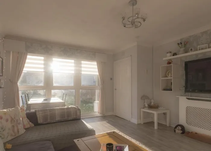 2-bedroom Away From In Glasgows' East End With Free Parking גלאזגו