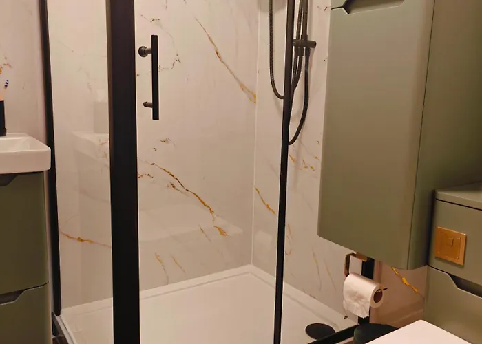 Newly Renovated West End Apartment *