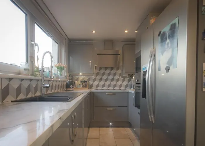 2-bedroom Away From In Glasgows' East End With Free Parking Appartamento