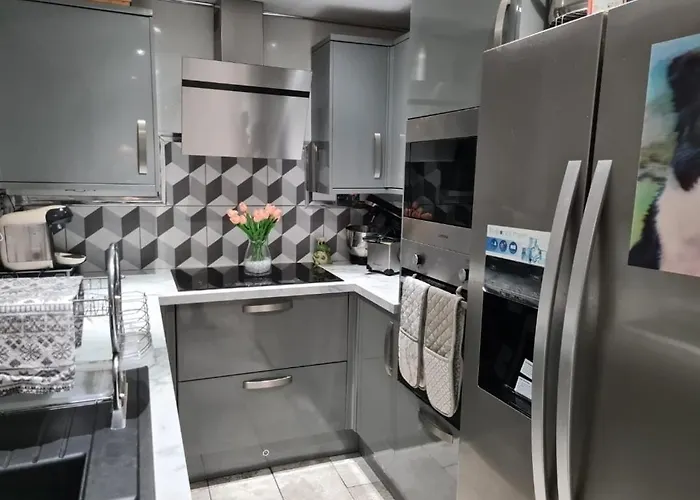 2-bedroom Away From In Glasgows' East End With Free Parking דירה