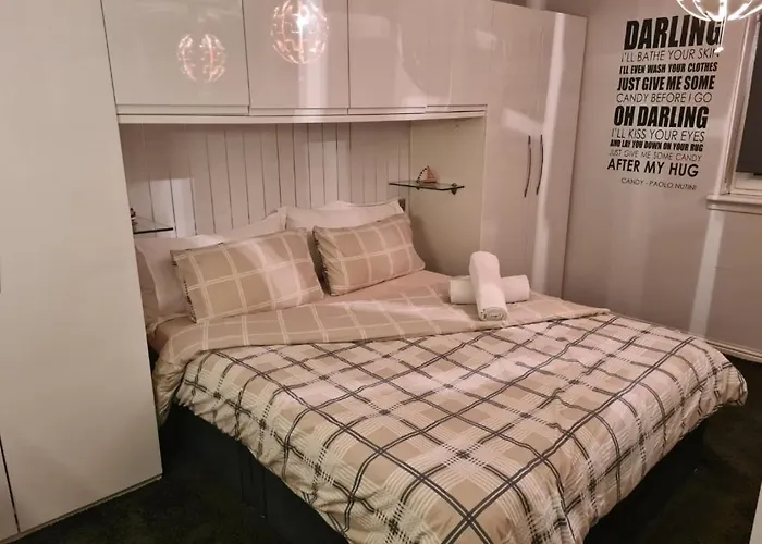 2-bedroom Away From In Glasgows' East End With Free Parking גלאזגו