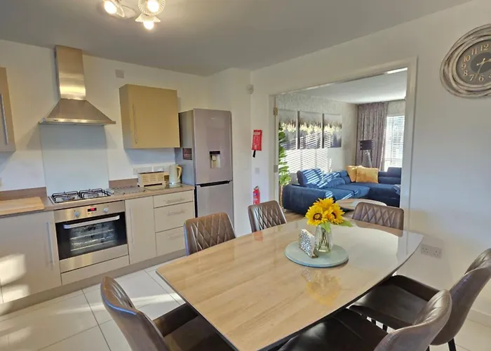 Entire Spacious 3-bed Family Home, Centre, Free Parking, Garden Apartment