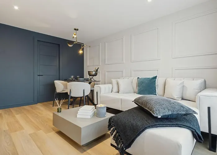 2br West End Near Botanic Gardens