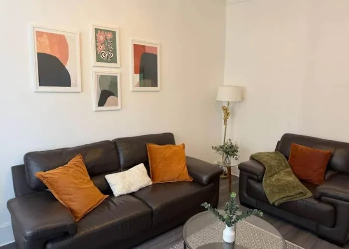 2br Flat With Parking Near And Parks Appartement