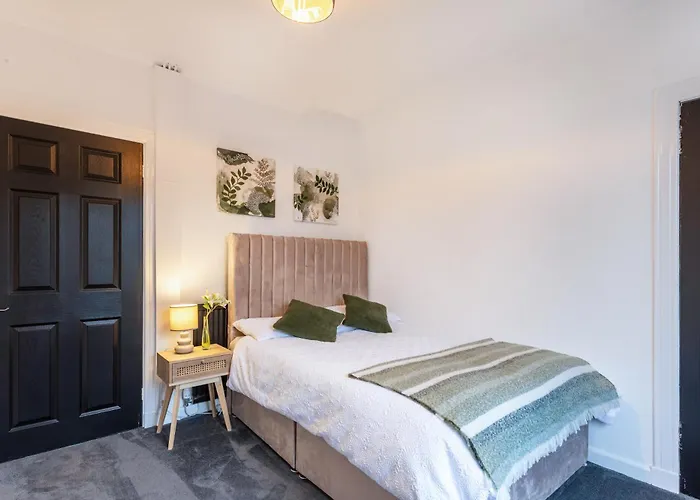 Cosy 3 Bed Flat In Kings Park * غلاسغو