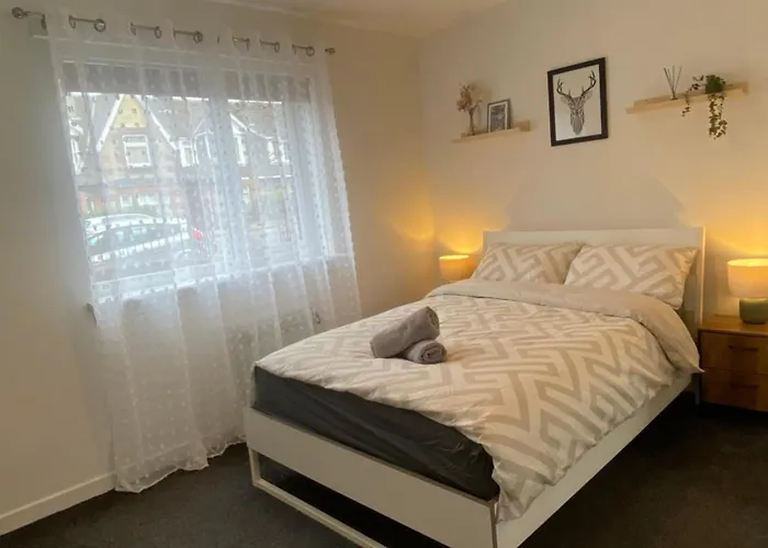 Апартаменты Modern In West End, Free Parking *