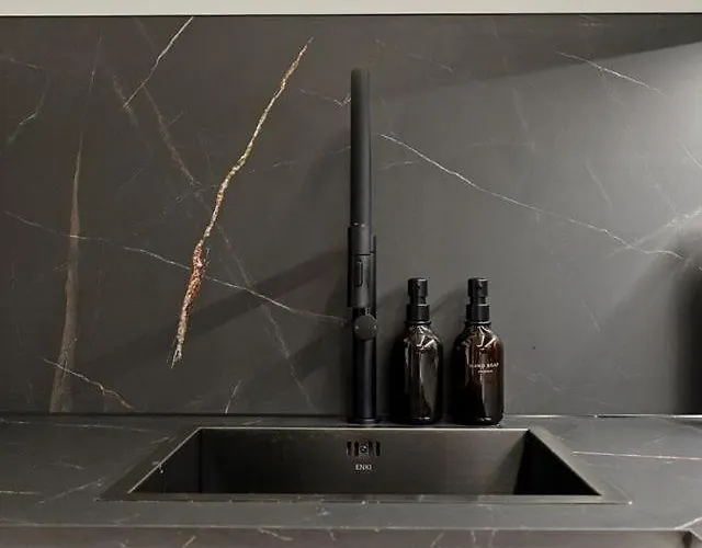 2br West End Near Botanic Gardens *