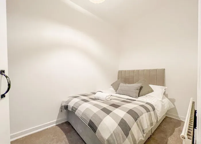 Attractive 3 Bedroom דירה *