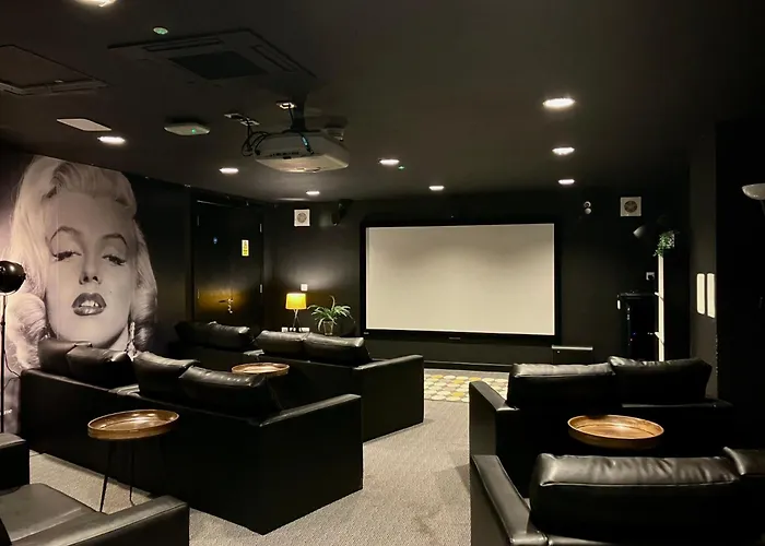 For Students Only - Willowbank In * Глазго