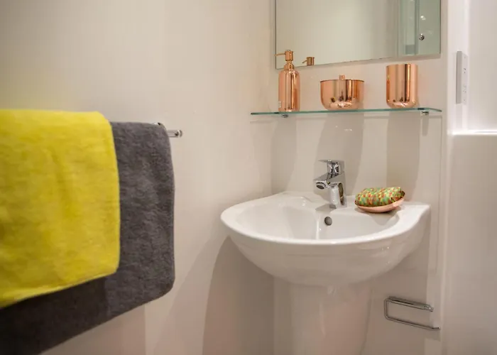 For Students Only - Willowbank In Глазго