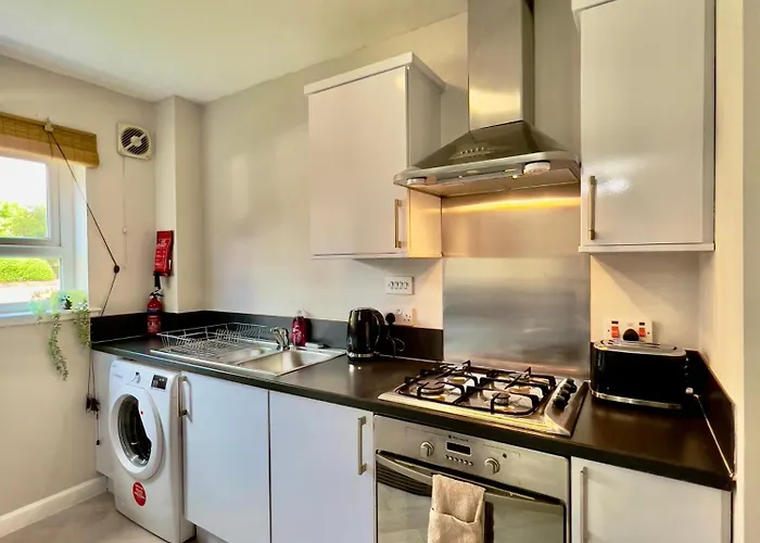 Stylish With Free Parking Near Town