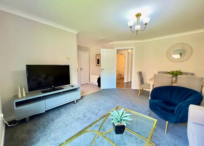 Stylish With Free Parking Near Town Apartamento *