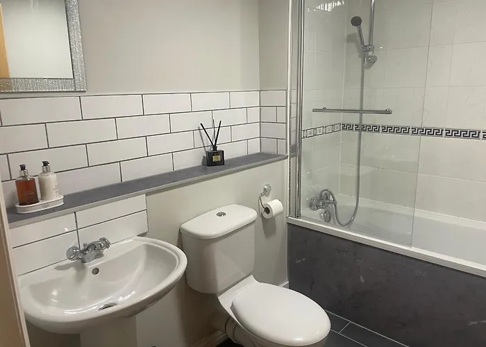 In Heart Of West End- Parking Space- Recent Refurb- Near And Kelvingrove Art Gallery * Glasgow