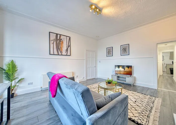 3br Flat Near Maryhill Park And West End With Parking Appartement Glasgow