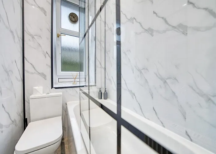 3br Flat Near Maryhill Park And West End With Parking * Glasgow