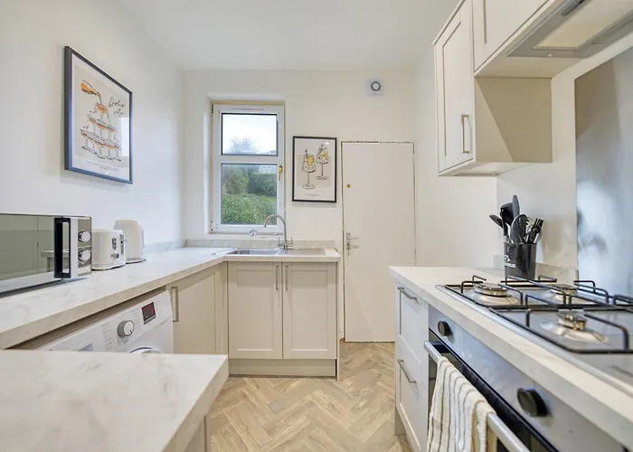 3br Flat Near Maryhill Park And West End With Parking