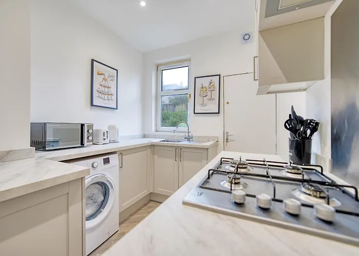 3br Flat Near Maryhill Park And West End With Parking Glasgow