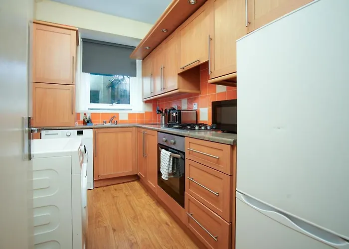 Group 3br Close To Hydro And Secc With Parking Glasgow