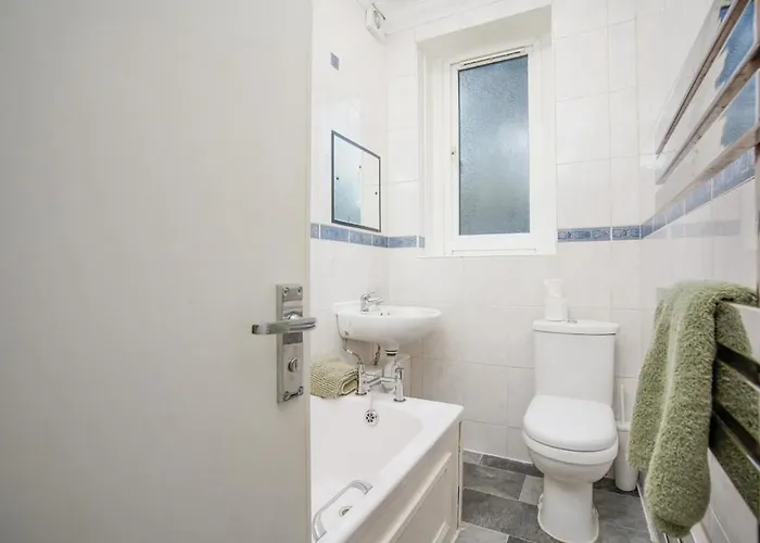 Group 3br Close To Hydro And Secc With Parking Glasgow