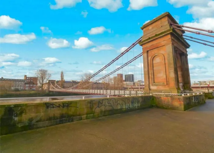 Centre G1 Penthouse With Riverviews - Duplex - 4 Bedrooms, 3 Bathrooms, Kitchen, 1 Living Room, 1 Dining Room, 2 Terraces, Parking, Floor, 2050 Sq Ft, Merchant *