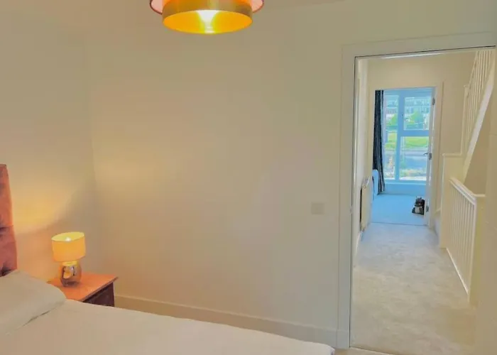 בית נופש Executive Triplex House, 3 Bedroom 3 Bathrooms 1 Living Kitchen - Huge Terrace For Master Bedroom - Private E Parking Lez Congestion Zone Free - Garden - 5 Mins Drive To Centre Station *