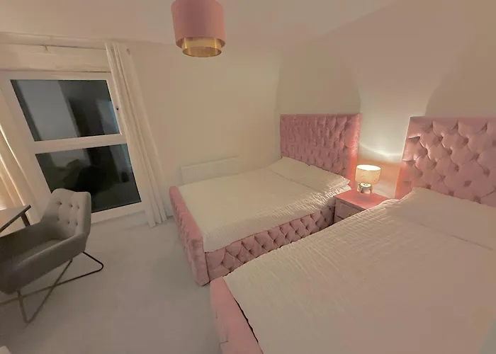 Executive Triplex House, 3 Bedroom 3 Bathrooms 1 Living Kitchen - Huge Terrace For Master Bedroom - Private E Parking Lez Congestion Zone Free - Garden - 5 Mins Drive To Centre Station *