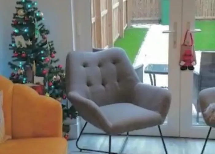 בית נופש Executive Triplex House, 3 Bedroom 3 Bathrooms 1 Living Kitchen - Huge Terrace For Master Bedroom - Private E Parking Lez Congestion Zone Free - Garden - 5 Mins Drive To Centre Station *