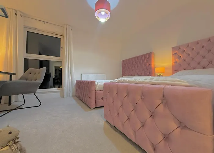 Executive Triplex House, 3 Bedroom 3 Bathrooms 1 Living Kitchen - Huge Terrace For Master Bedroom - Private E Parking Lez Congestion Zone Free - Garden - 5 Mins Drive To Centre Station * 格拉斯哥