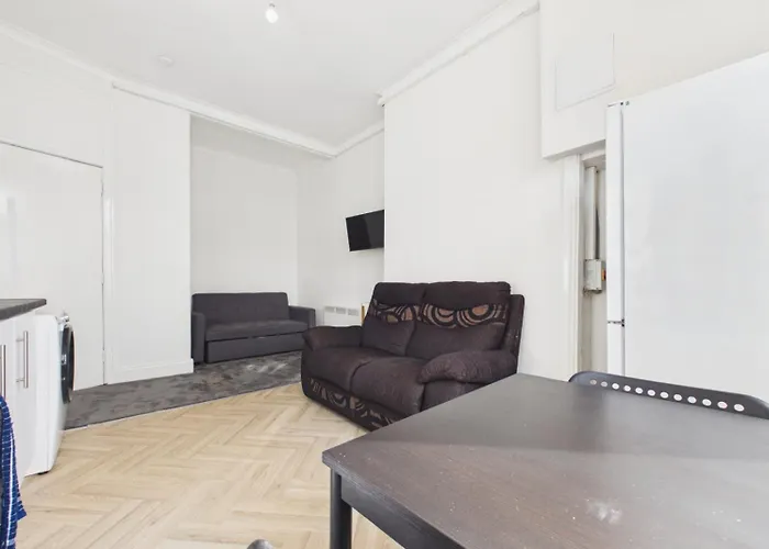 West End Traditional Flat With Free Parking