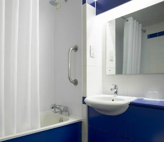 Travelodge Airport 3*