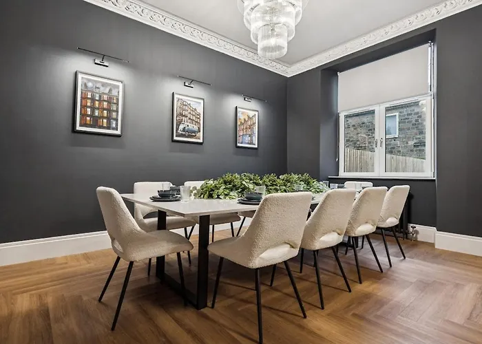 Spacious 5 Bedroom With 3 Bathrooms And Private Parking Dom wakacyjny