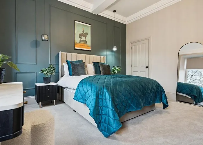 Dom wakacyjny Spacious 5 Bedroom With 3 Bathrooms And Private Parking