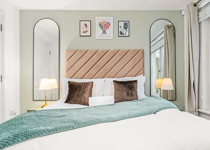 Urban Elegance - Spacious 5-bed In *