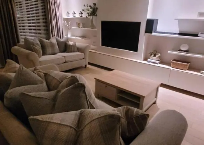 Stylish, Modern 3 Bedroom House, Free Parking X 2 *