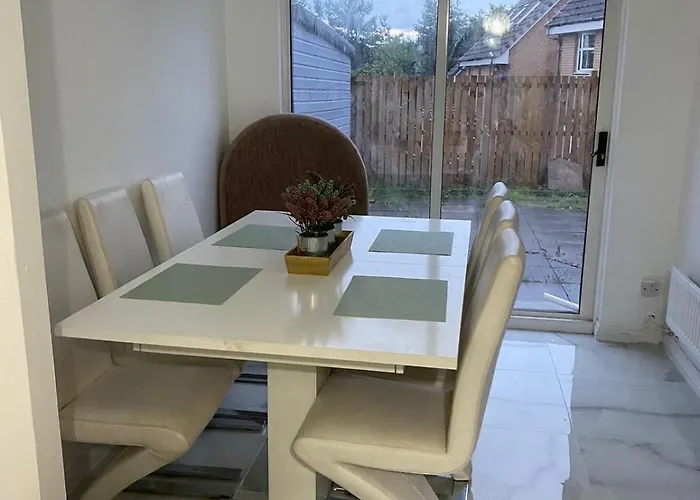 4 Bed Detached Perfect For Families & Groups *