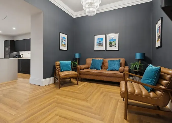 Spacious 5 Bedroom With 3 Bathrooms And Private Parking