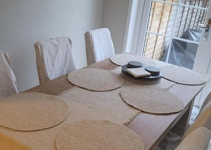 Stylish, Modern 3 Bedroom House, Free Parking X 2 *