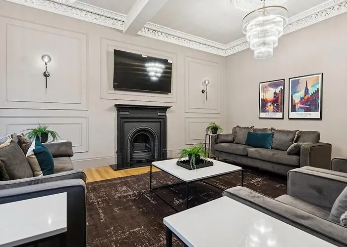 Spacious 5 Bedroom With 3 Bathrooms And Private Parking גלאזגו