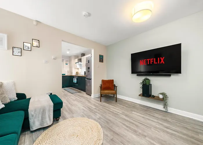 Urban Elegance - Spacious 5-bed In