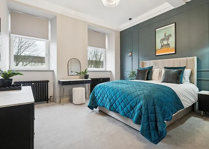 Dom wakacyjny Spacious 5 Bedroom With 3 Bathrooms And Private Parking *