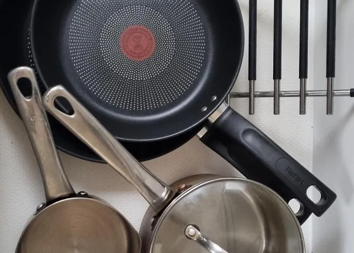 Stylish, Modern 3 Bedroom House, Free Parking X 2 *