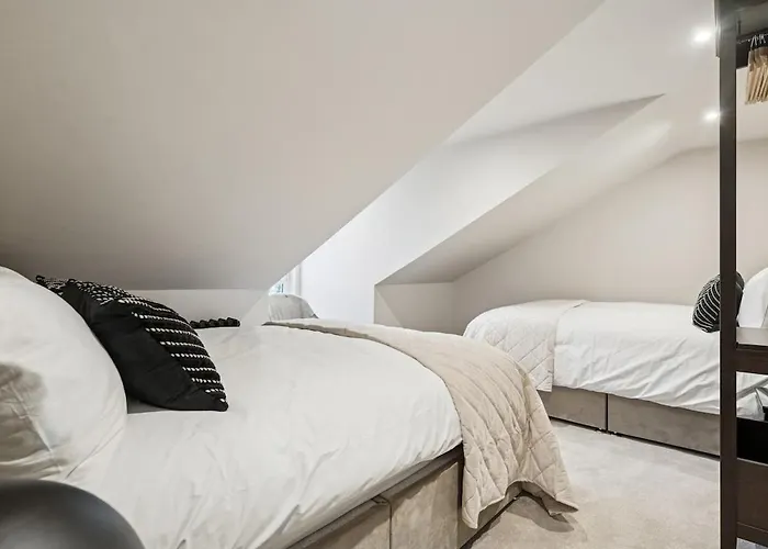 בית נופש Spacious 5 Bedroom With 3 Bathrooms And Private Parking *