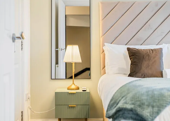 Feriehus Urban Elegance - Spacious 5-bed In