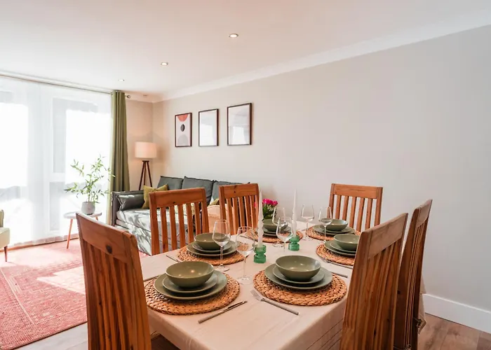 Henderson House - West End 3 Bedroom Family *