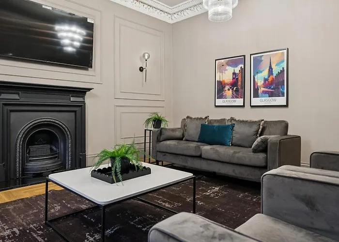 Spacious 5 Bedroom With 3 Bathrooms And Private Parking *