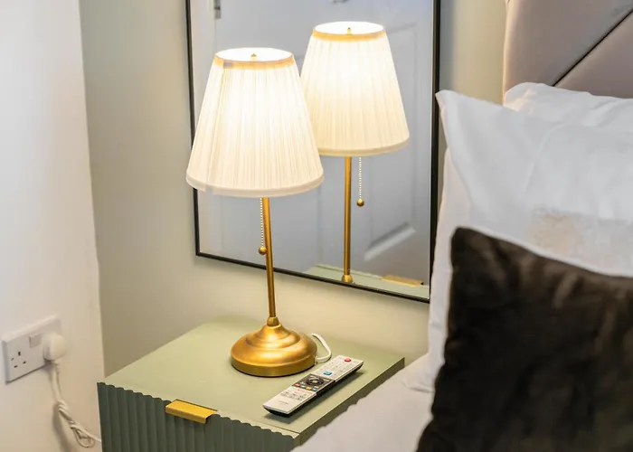 Urban Elegance - Spacious 5-bed In Feriehus